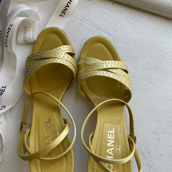 Chanel yellow gold rhinestone heels - Picture 6 of 6